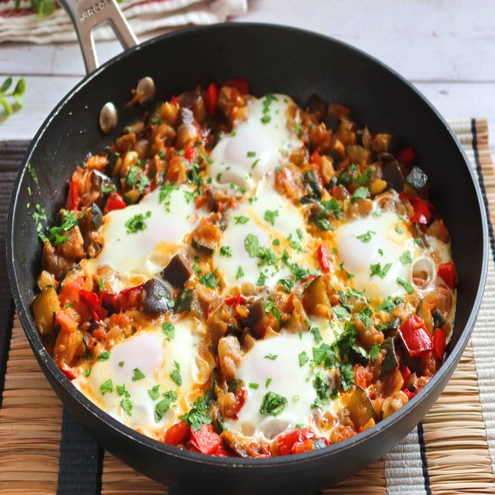 Vegetarian Pisto con huevos