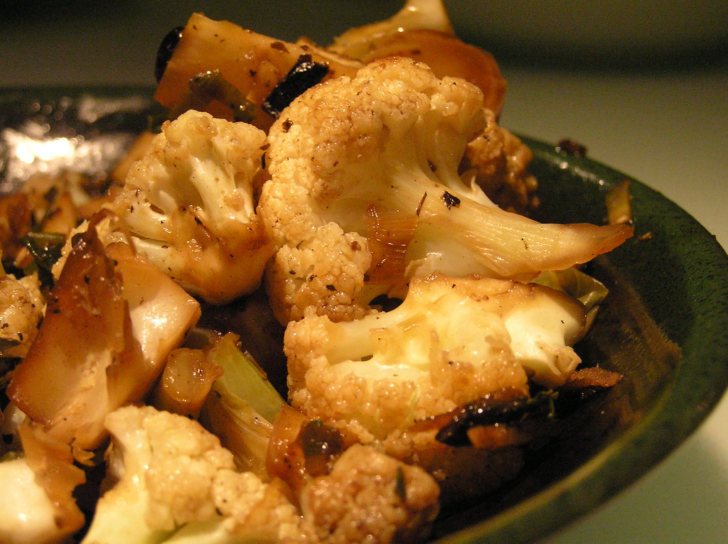 Bistec de Coliflor Especiado con Salsa de Tahini y Quinoa